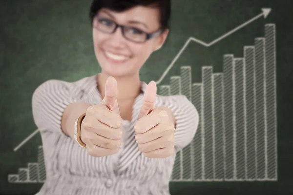 Businesswoman showing thumbs up — Stock Photo, Image