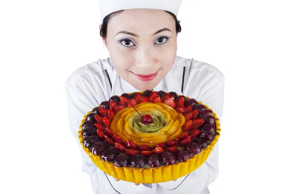 Mulher bonita chef segurando um bolo de sobremesa — Fotografia de Stock