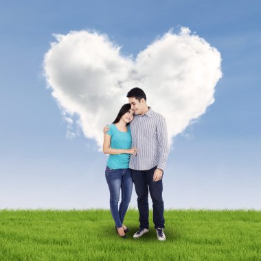 sahada kalp ile Romantik Çift