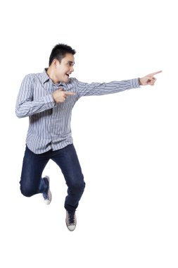 mutlu bir adam bir şey işaret