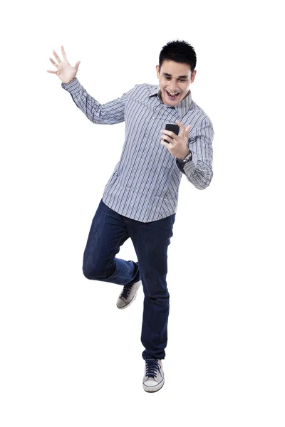Щасливий азіатський чоловік з мобільним телефоном — стокове фото