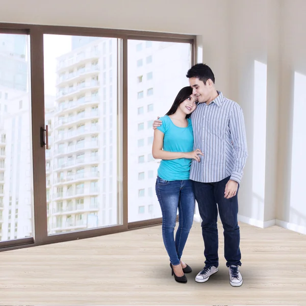 Young couple at the new home — Stock Photo, Image