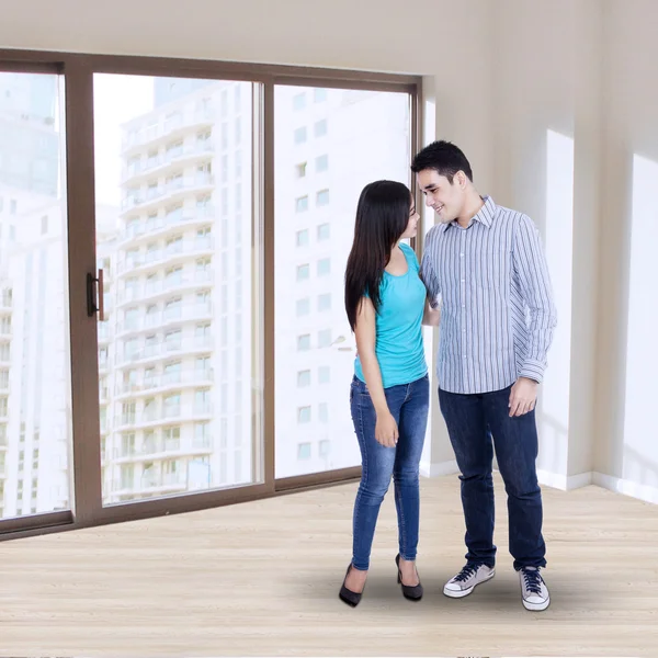 Couple standing on the new apartment — Stock Photo, Image