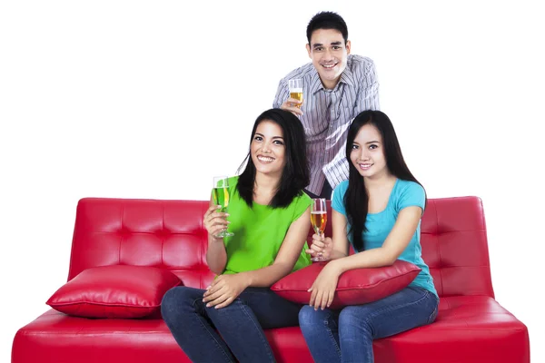 Adolescentes felices con champán — Foto de Stock