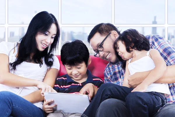Rodzina czas za pomocą touchpad w mieszkaniu — Zdjęcie stockowe