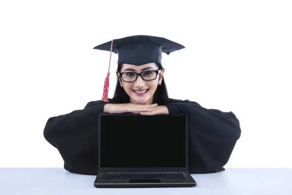 Asiatischer Absolvent mit leerem Bildschirm-Laptop — Stockfoto