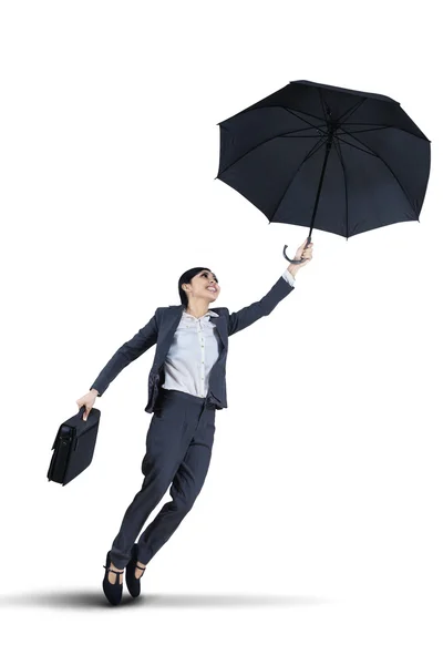 Femme d'affaires volant avec un parapluie — Photo