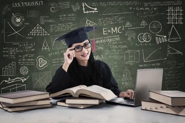Female graduate learning with laptop — Stock Photo, Image
