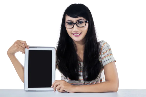 Vrouwelijke student tonen een digitale tablet — Stockfoto