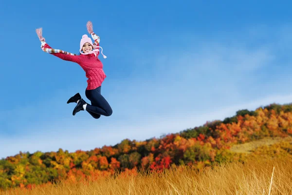 Frau springt auf den Herbstpark — Stockfoto