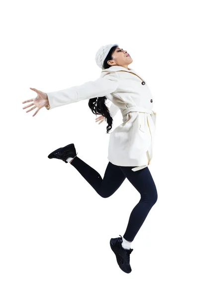 ผู้หญิงกระโดดกับเสื้อโค้ทฤดูหนาว — ภาพถ่ายสต็อก