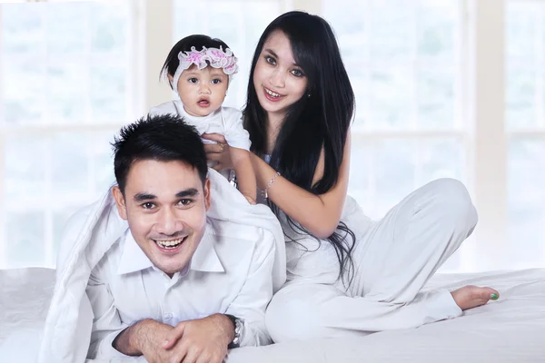 Joven familia jugando con bebé niña — Foto de Stock