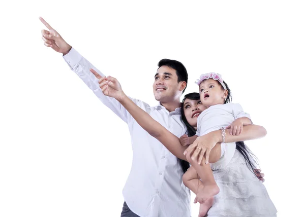 Familia joven apuntando al espacio de copyspace —  Fotos de Stock