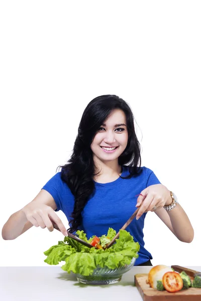 Mujer joven cocinando verduras ensalada — Foto de Stock