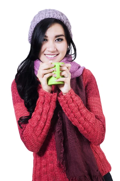 Sonriente joven sosteniendo café — Foto de Stock