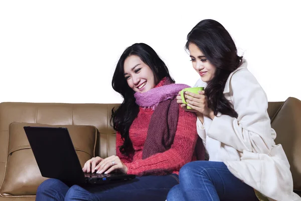 两个女人用一台笔记本电脑 — 图库照片
