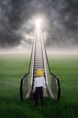 zakenman kijken naar heldere roltrap