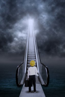 işadamı ile yürüyen merdiven başında altın yumurta