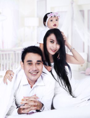 bebekle oynarken mutlu çift