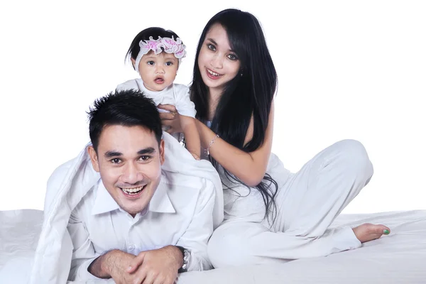 Familia feliz jugando con su bebé — Foto de Stock