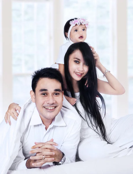 Šťastná rodina s dítětem — Stock fotografie