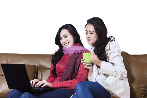 Dizüstü bilgisayar kullanan mutlu iki kadın — Stok fotoğraf