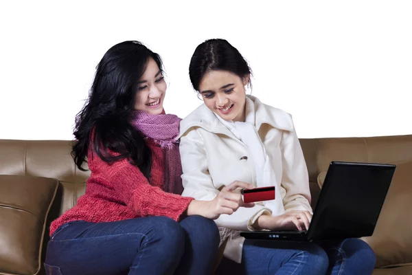 Gelukkig twee jonge meisje online winkelen — Stockfoto