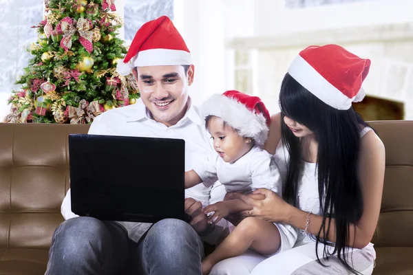 Christmas family using a laptop — Stock Photo, Image