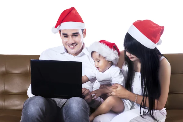 Рождественская семья с ноутбуком — стоковое фото