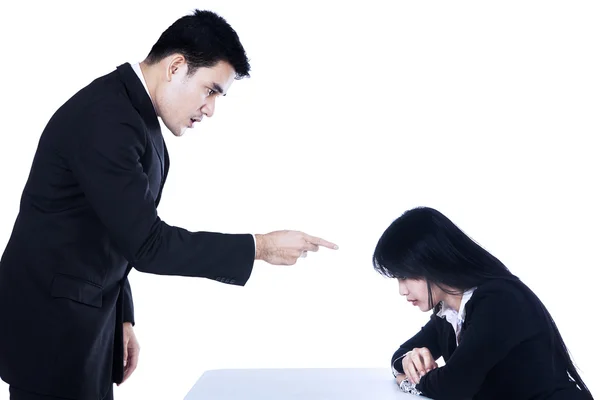 Jefe enojado apuntando a empleado — Foto de Stock