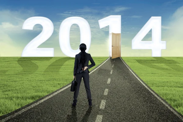 Zakenvrouw naar de toekomst kijken in 2014 — Stockfoto