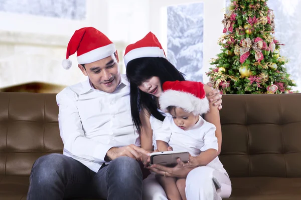 Kerstmis familie spelen met een Tablet PC — Stockfoto