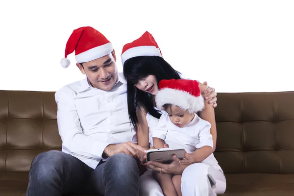 Рождественская семья с помощью планшета — стоковое фото