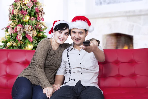 Gelukkige Kerstmis paar thuis — Stockfoto