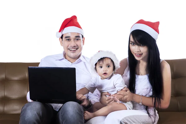 Glückliche Familie mit Notizbuch — Stockfoto