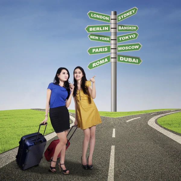 Happy två kvinna vänner med resväskor — Stockfoto