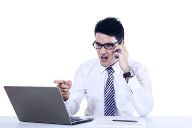 genç işadamı telefonla bağırıyor