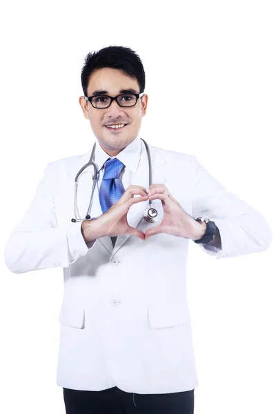Mladý lékař zobrazeno srdce znamení — Stock fotografie