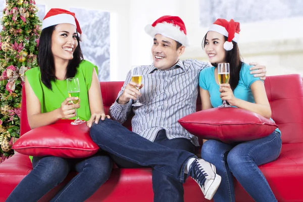 Grupp av vänner som firar en julafton — Stockfoto