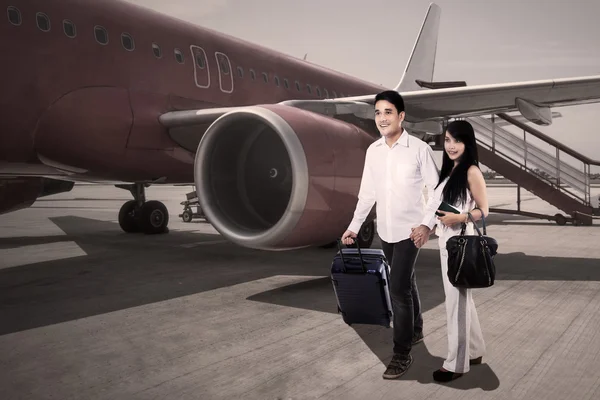 Casal feliz viajando com avião — Fotografia de Stock