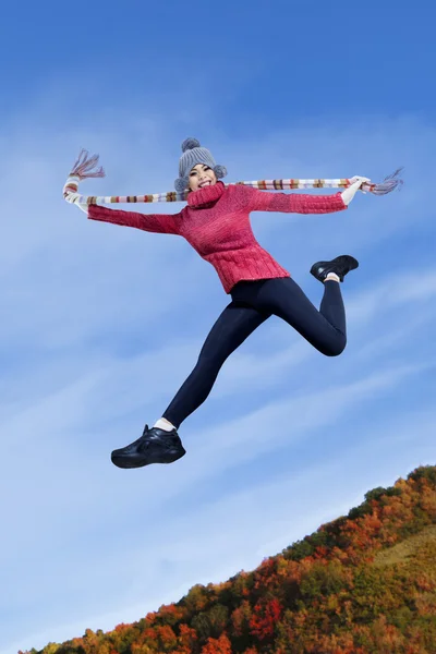 Boldog lány ugrás az őszi park — Stock Fotó