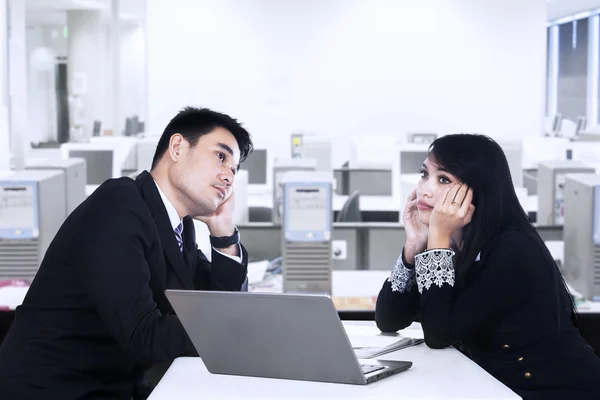 Socio de negocios pensando en oficina — Foto de Stock