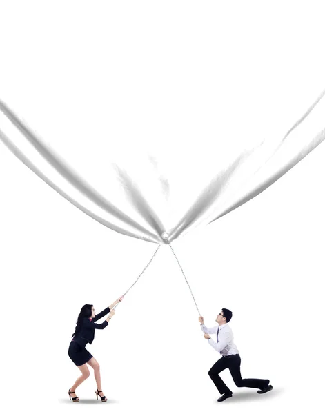 Gente de negocios tirando banner en blanco — Foto de Stock