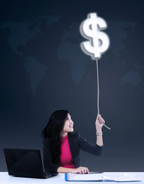 Zakenvrouw krijgen dollar winst — Stockfoto