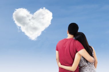 bulutlar şeklinde kalp ile Çift