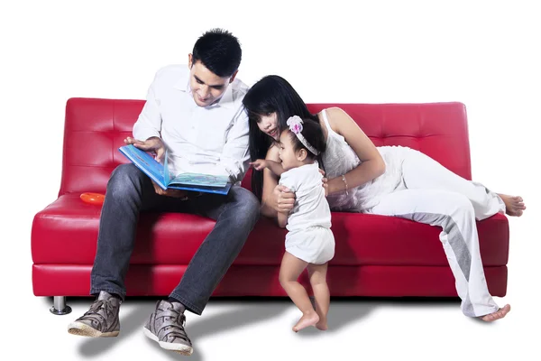 Aziatische familie lezing verhaal — Stockfoto