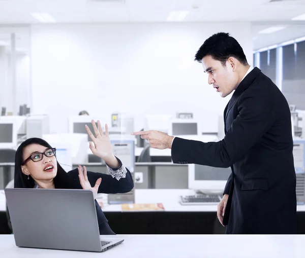 Empresário gritando com seu empregado — Fotografia de Stock