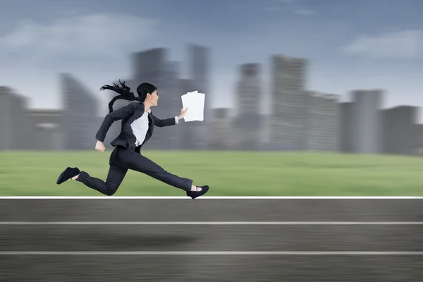 Занятая деловая женщина быстро бегает — стоковое фото