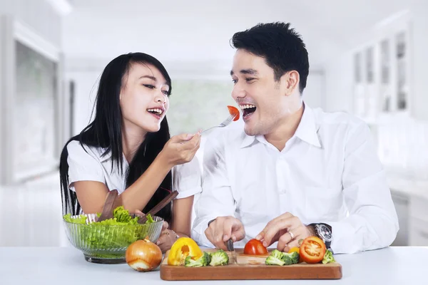 Paar isst Salat — Stockfoto