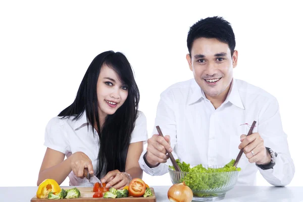 Casal preparando alimentos saudáveis — Fotografia de Stock